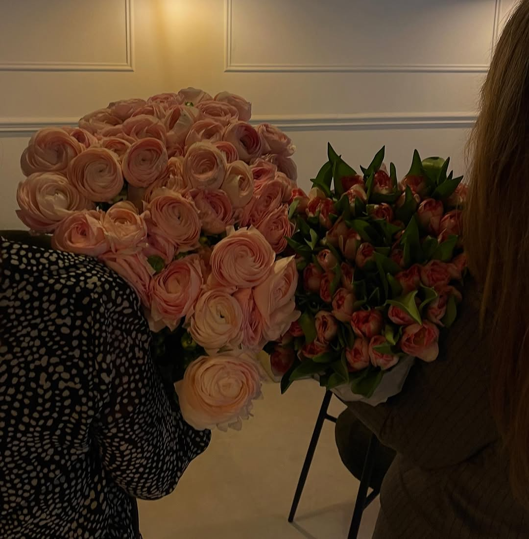 Bouquets de roses poudrées composés en boutique chez Café Fleurs