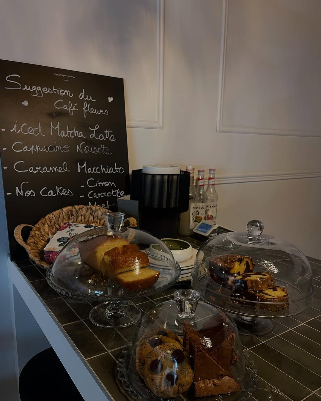 Ardoise &laquo; Suggestion du Café Fleurs &raquo; et cakes maison sous cloches
