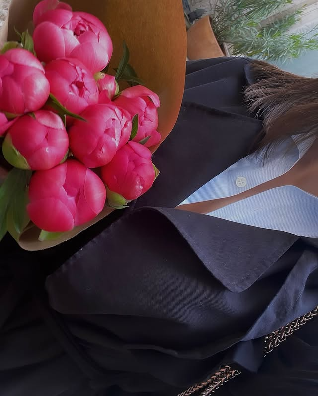 Bouquet de pivoines roses dans papier kraft — Café Fleurs